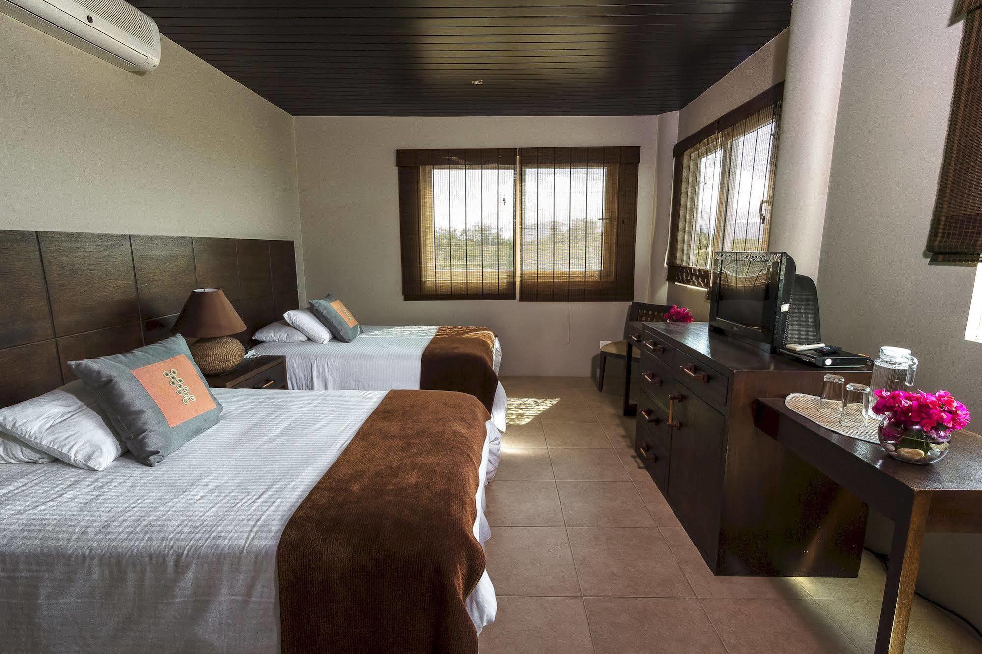 Iguana Crossing Boutique Hotel Puerto Villamil Eksteriør billede